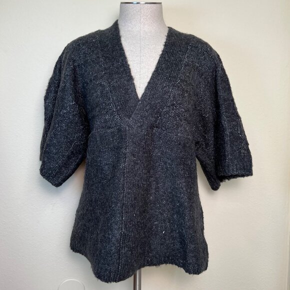 ROMEO & JULIET COUTURE Gray Short Sleeve Deep V-Neck Sweater Top Size Large - Picture 1 of 7